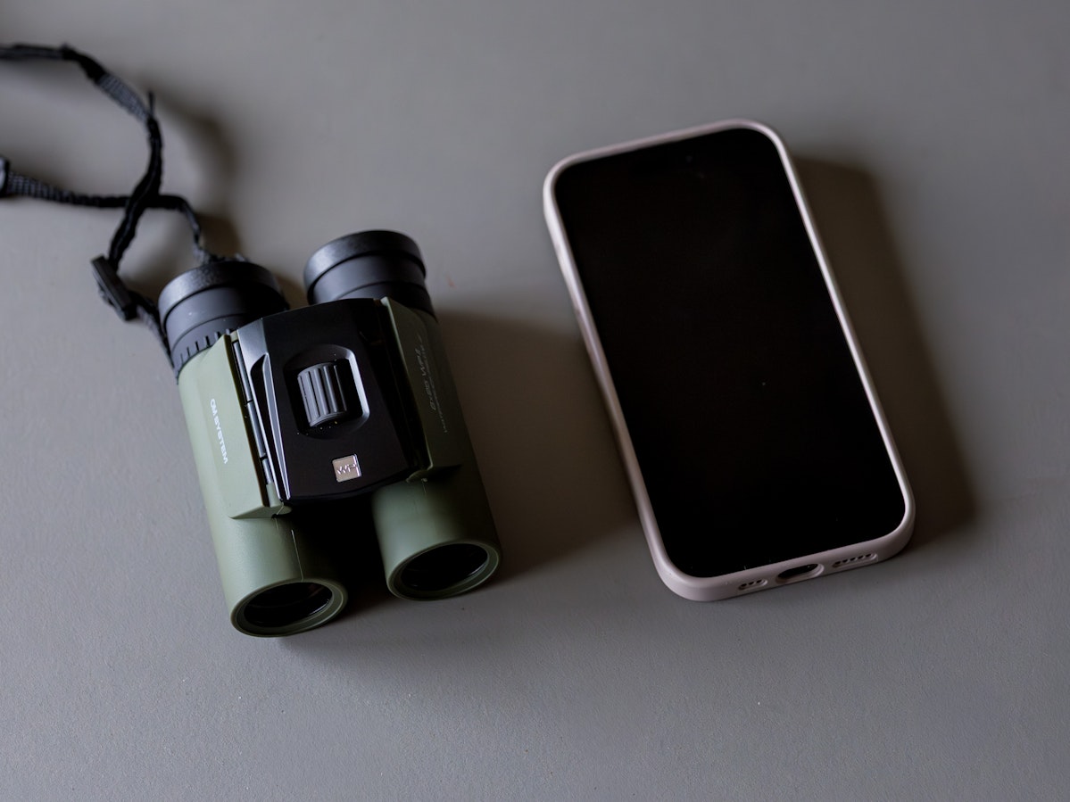 iPhoneより小さいオリンパス OM SYSTEM 8×25 WP II