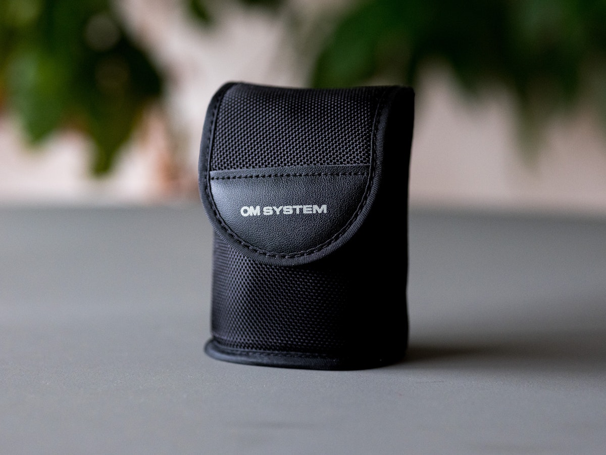 付属ケースも便利 オリンパス OM SYSTEM 8×25 WP II