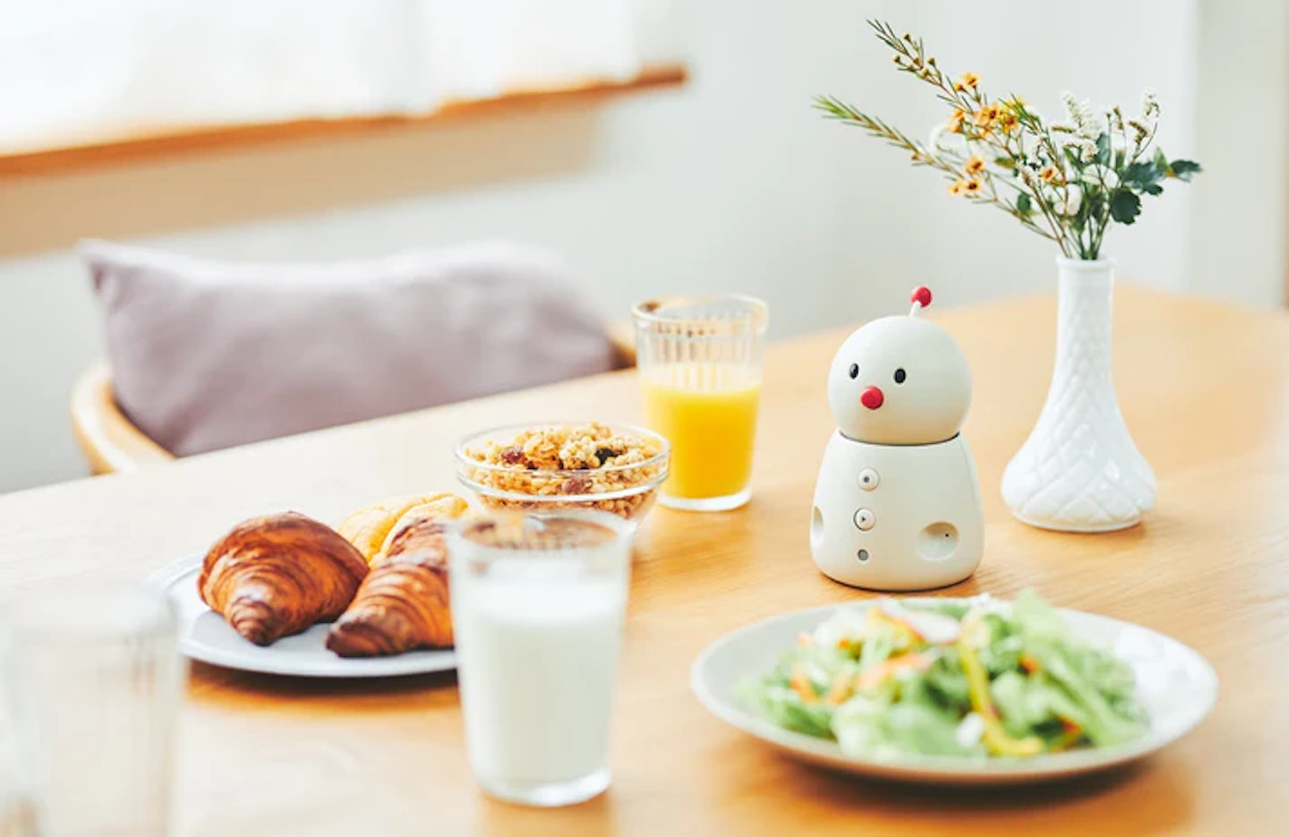 BOCCO emoが食卓に置かれている様子