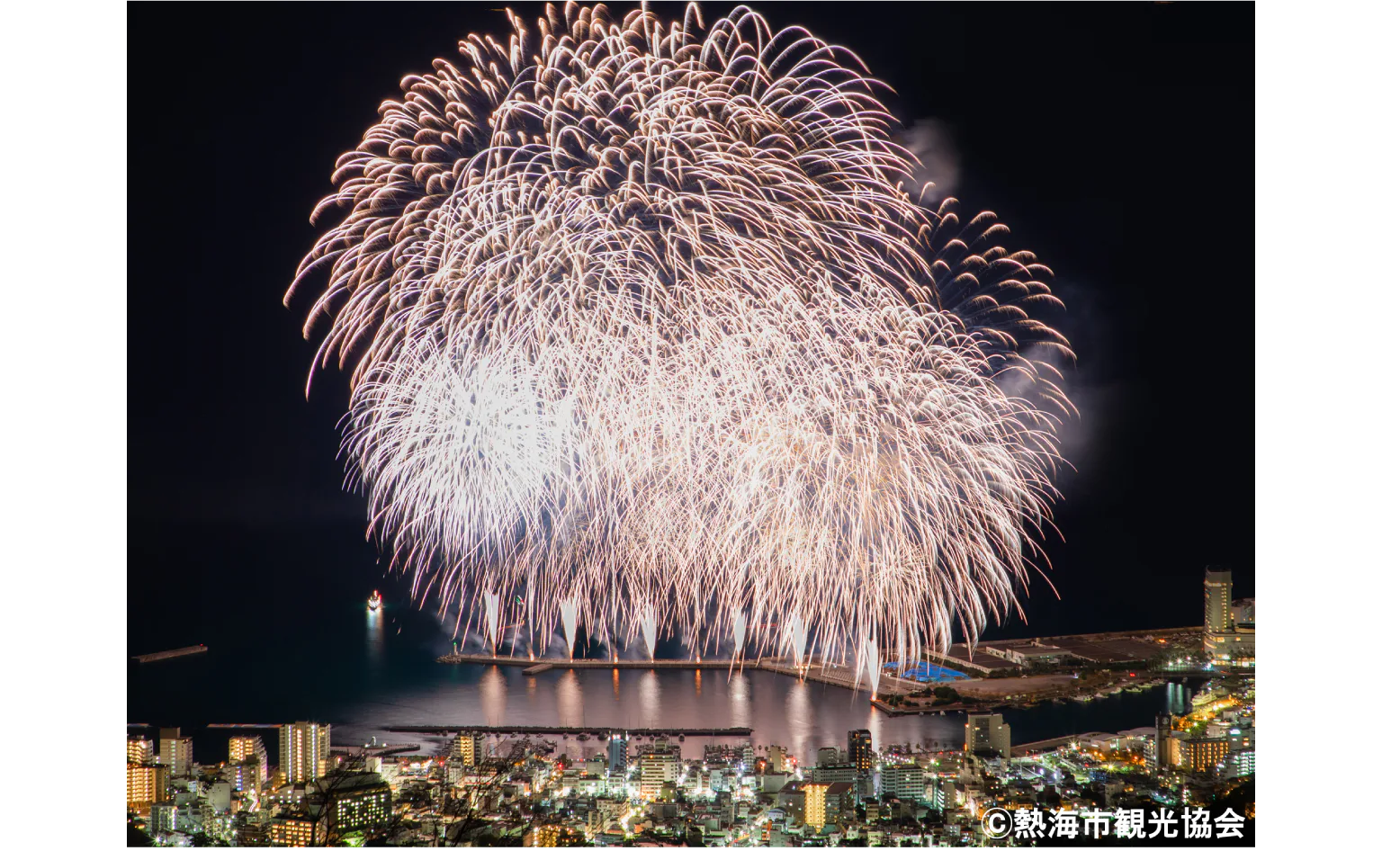 花火大会のフィナーレを飾る大空中ナイアガラの画像
