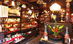 青花ステンドグラス 立丁尾花の内観の画像