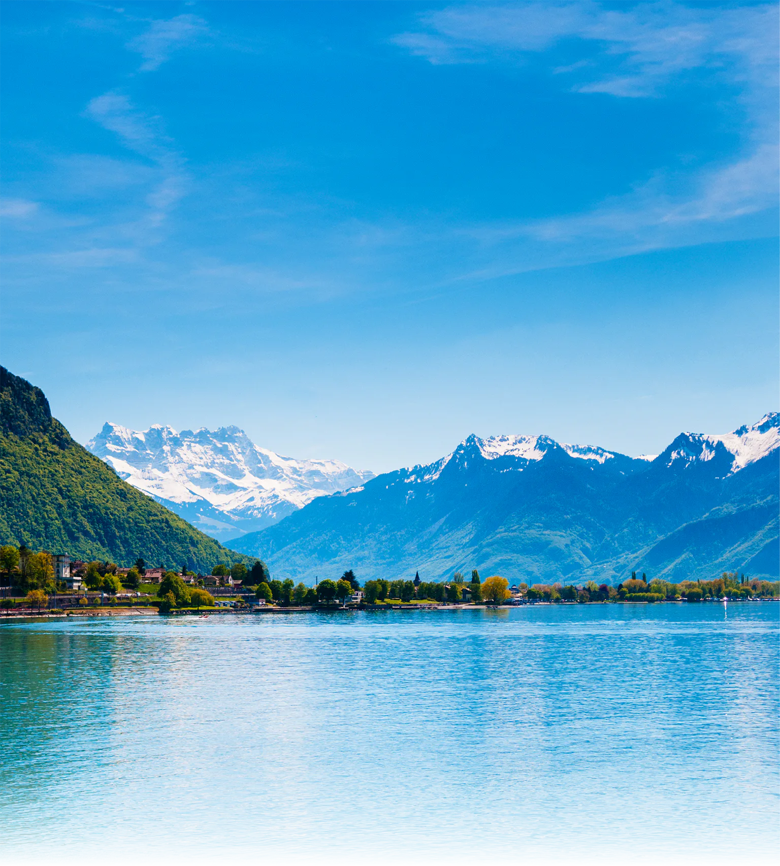 大自然に囲まれた穏やかな美しい湖の画像