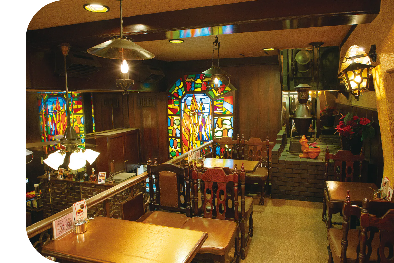 ステンドグラスを臨む中2階の席の紹介画像