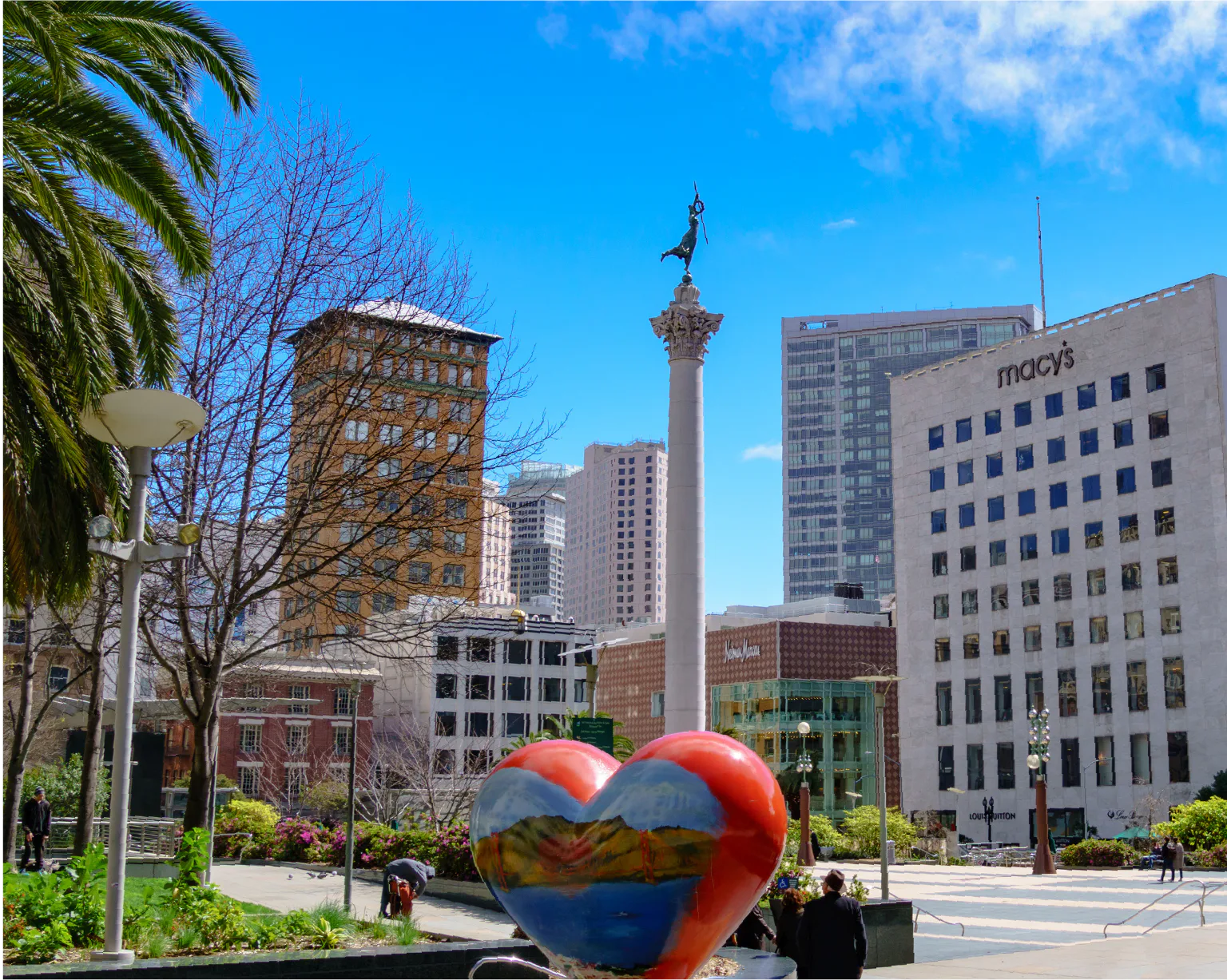 街中に展示されている地元のアーティストが制作したハートの彫刻がシンボル