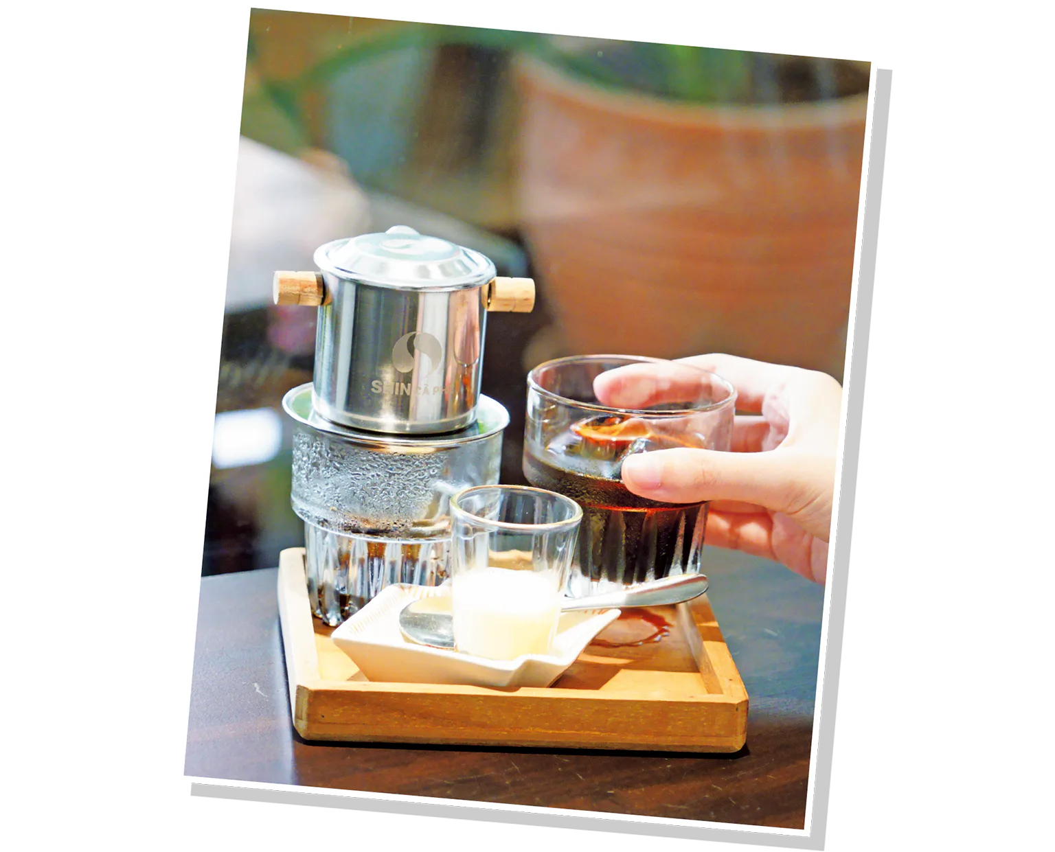 伝統的なフィルターで淹れるコーヒーの画像