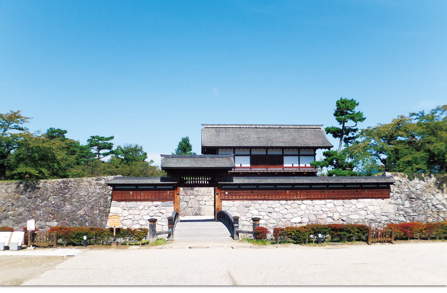 城門や石垣などが江戸時代後期の姿に復元された、松代城跡の画像