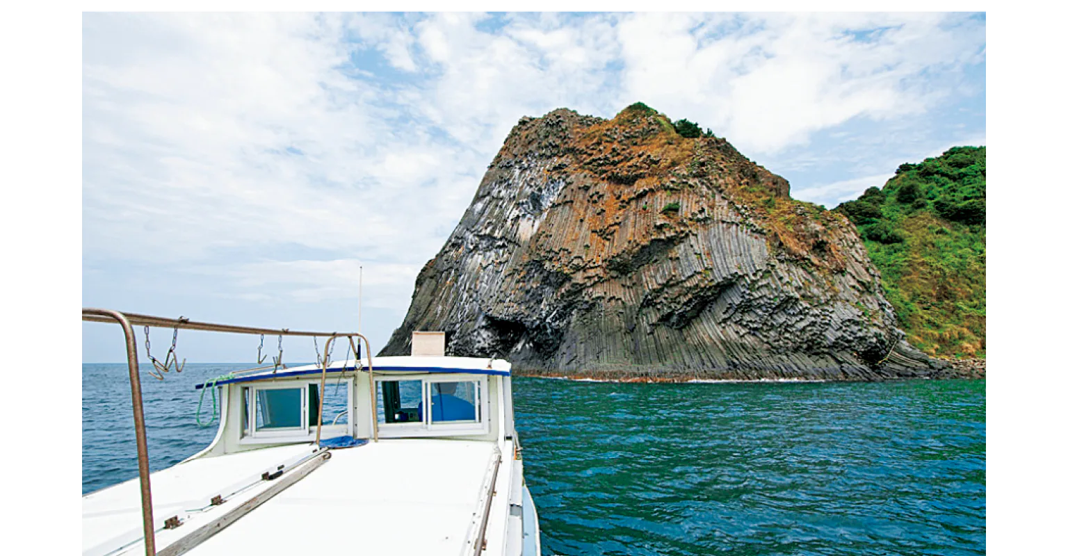 遊覧船で芥屋の大門を見学の画像