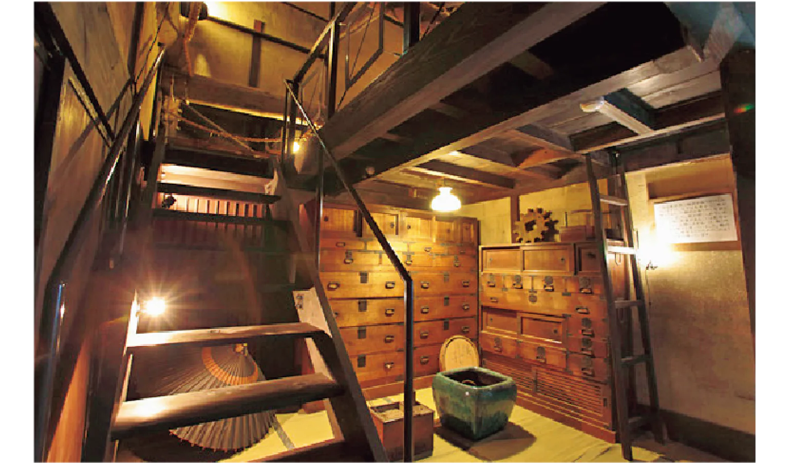 屋根裏部屋に続く階段の画像