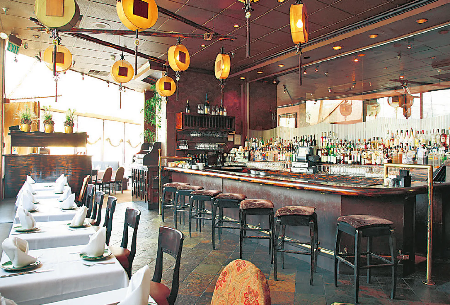 ベトナム風のインテリアで統一された店内。バーカウンターもある