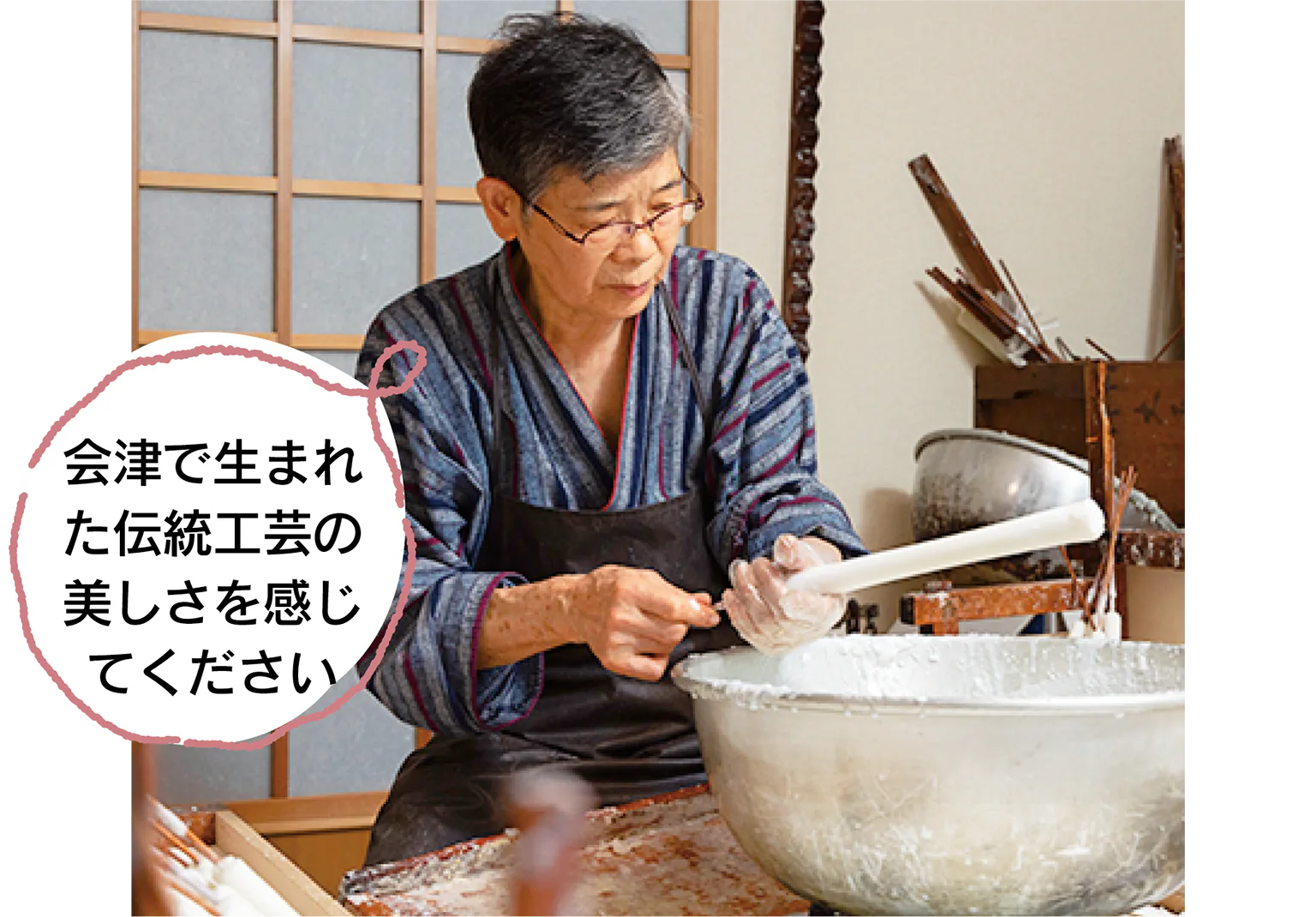 熟練の職人が形を作っている画像