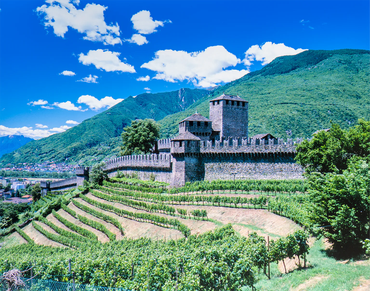 ベリンツォーナ 3つの古城と街を囲む城壁の画像