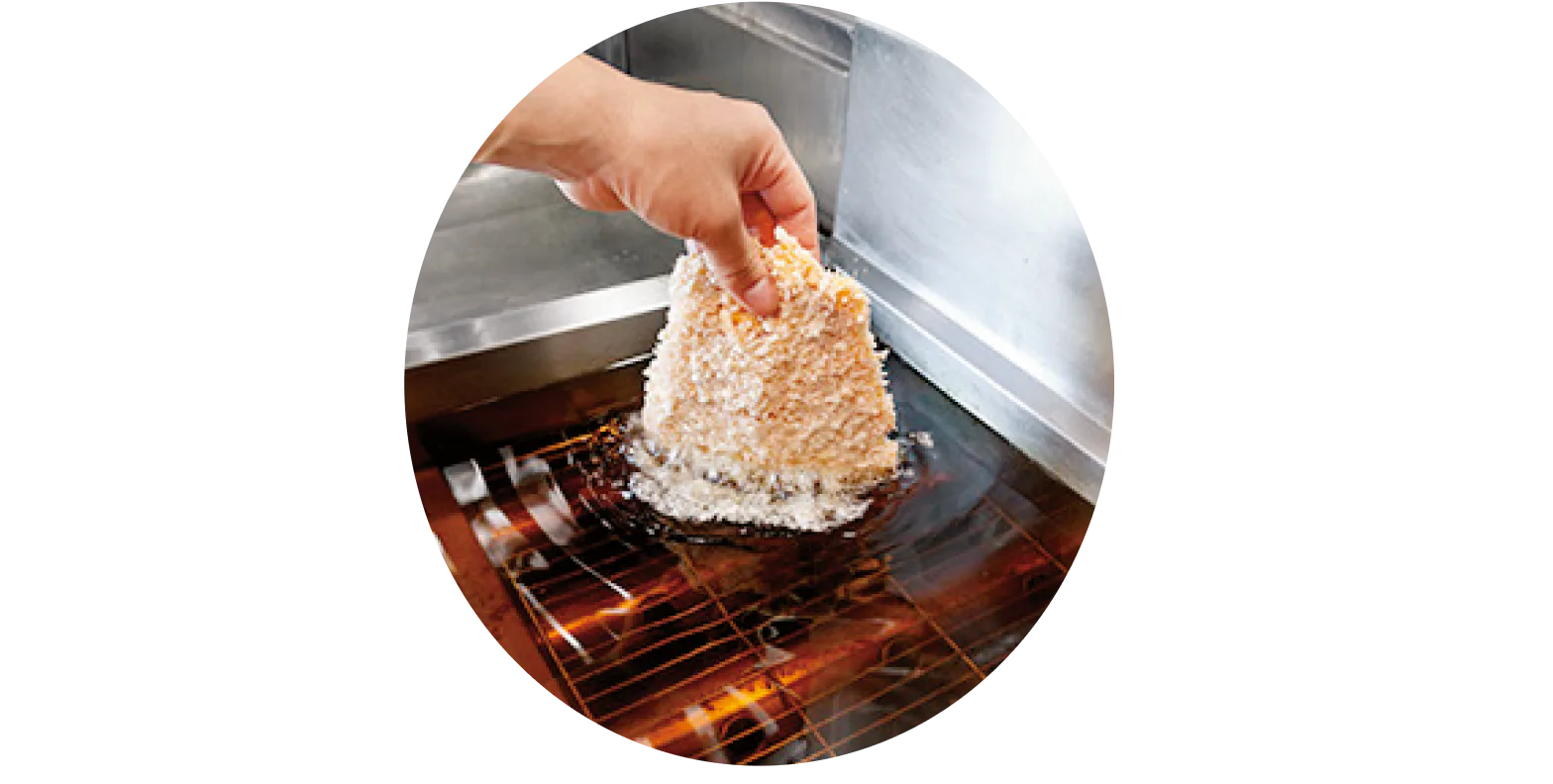 トンカツを揚げる画像