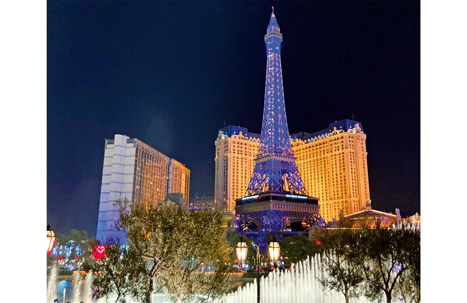 パリスのエッフェル塔の画像