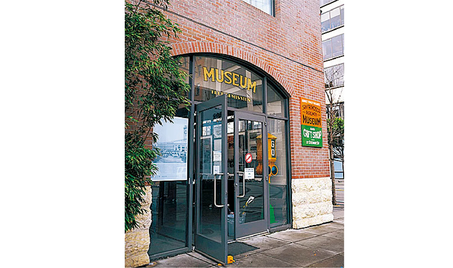 フェリー・ビルディングに近く、目の前をストリートカーが走っている　の画像