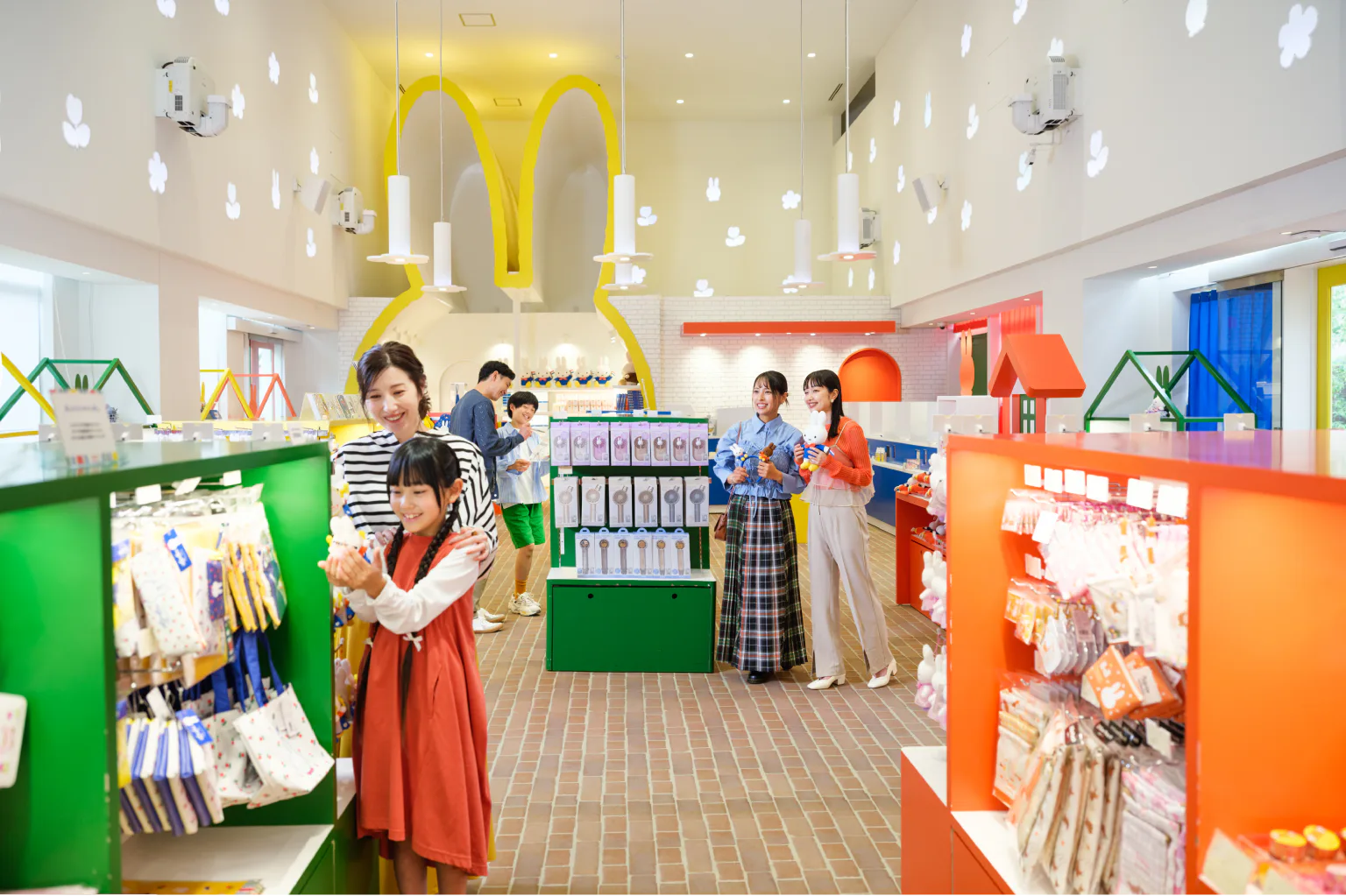 ミッフィーアイテムが揃うカラフルな店内
