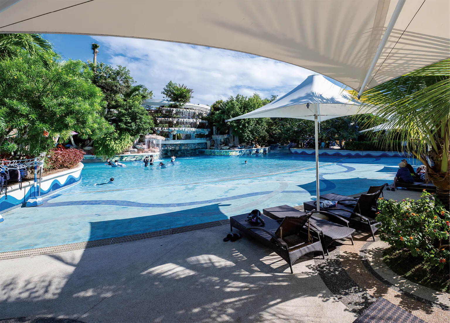 ホテルのプールサイドの画像