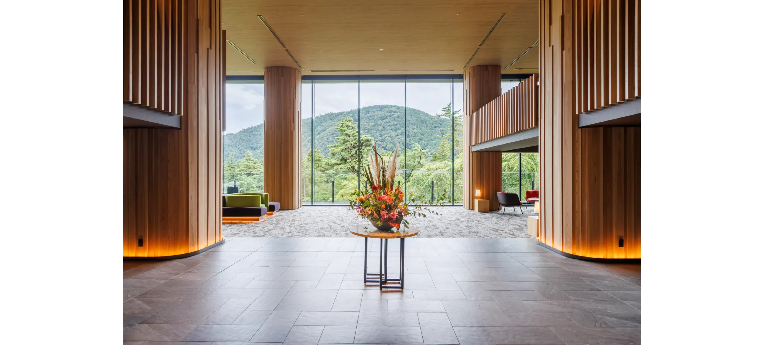 箱根小涌園ユネッサン 自然と一体化したような開放感のあるロビーの画像