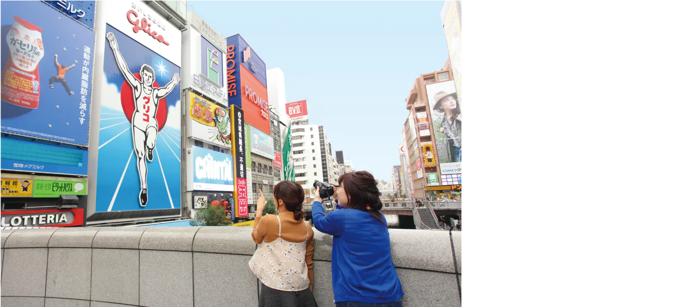 戎橋の中央西側に設けられた半円形のスペースが定番の撮影スポット