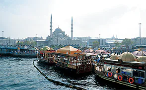 エミノニュ桟橋の屋台船の画像