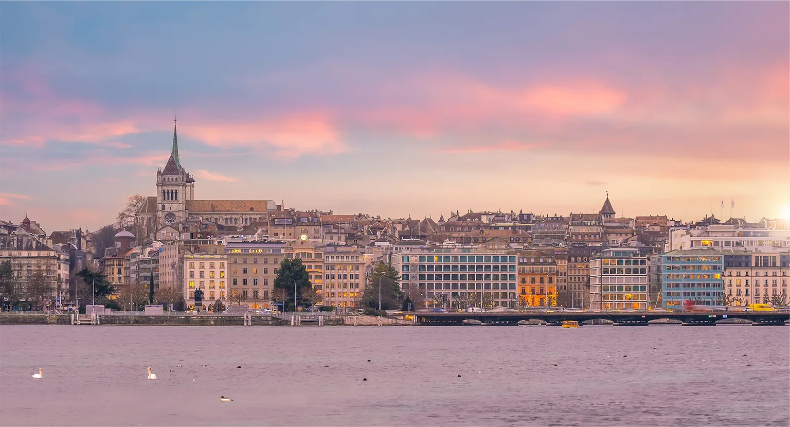 レマン湖に沿って展開する都市のスカイラインの画像