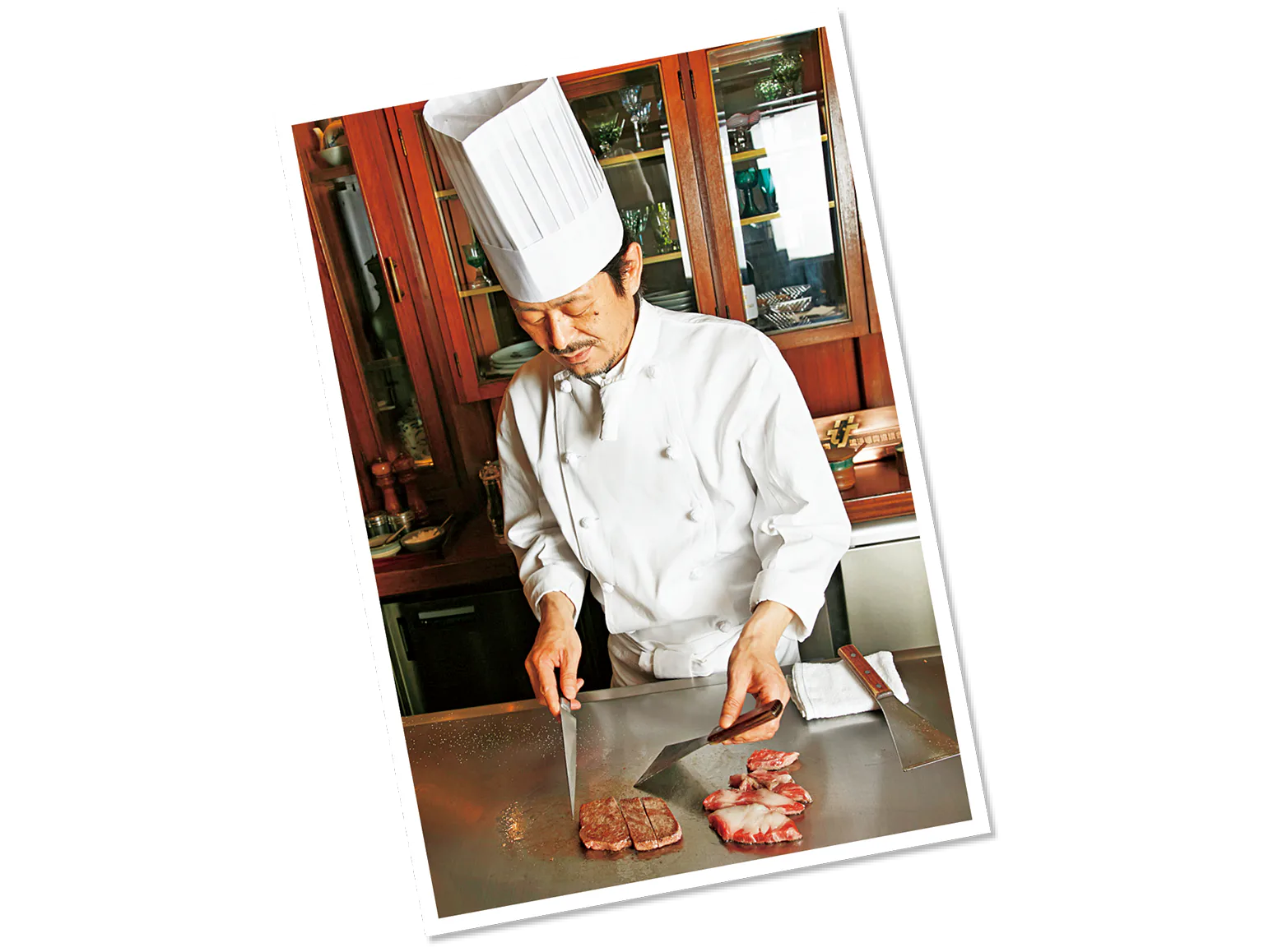 (写真)低温で丁寧に焼く。温めた皿や口の中の温度も加味する、絶妙の焼き加減