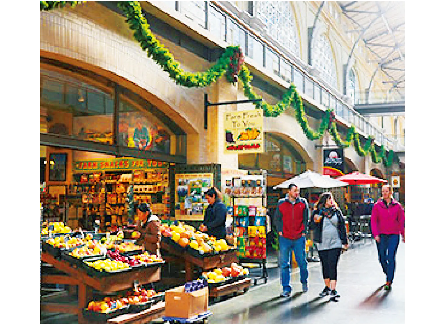 時計台が目印。ここからフェリーが発着している。1階にレストランやショップが集まっている