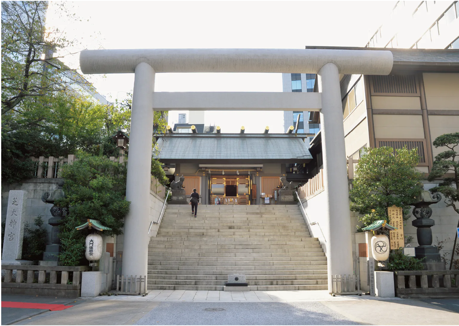 社殿は震災、戦災により幾度かの焼失と再建を経て、現在の建物に