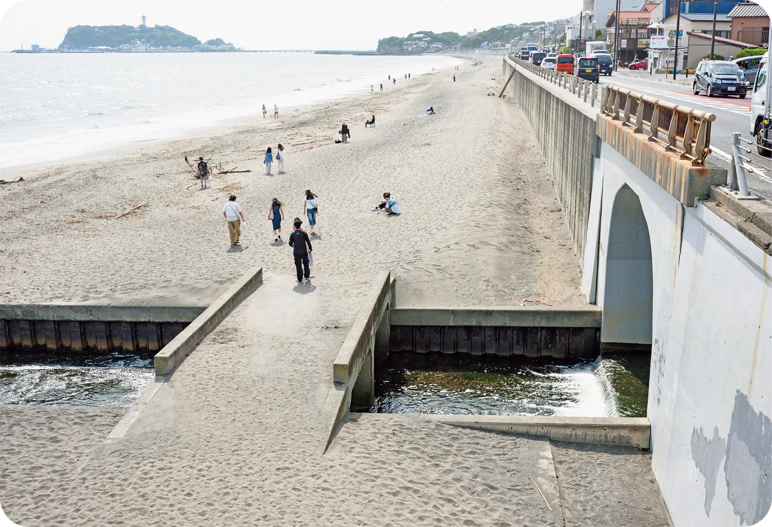 七里ヶ浜海岸の砂浜の画像
