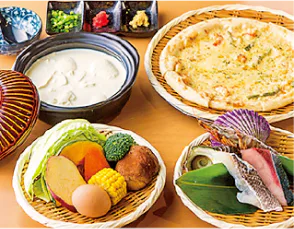 地熱観光ラボ縁間の右上から時計回りに、海鮮蒸しピザ1500円、えんま海鮮盛2000円、地獄豆腐750円の画像