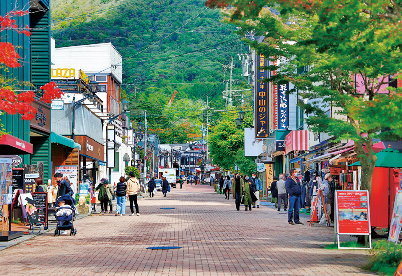 旧軽井沢銀座通りには、別荘族御用達のジャム店やベーカリー、気軽に立ち寄れるテイクアウトグルメ店がずらり。名物グルメをのんびり楽しもう。