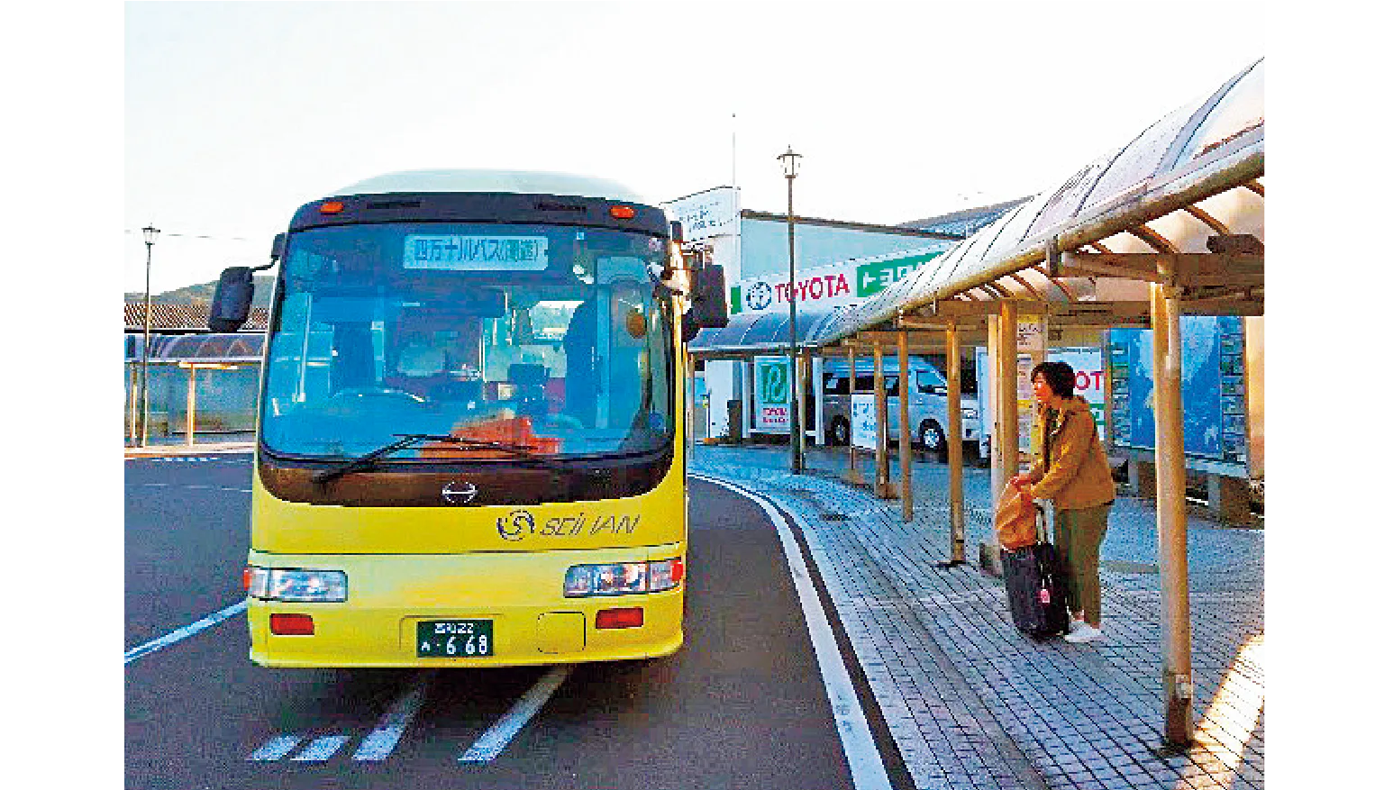 黄色いバスで出発！の画像