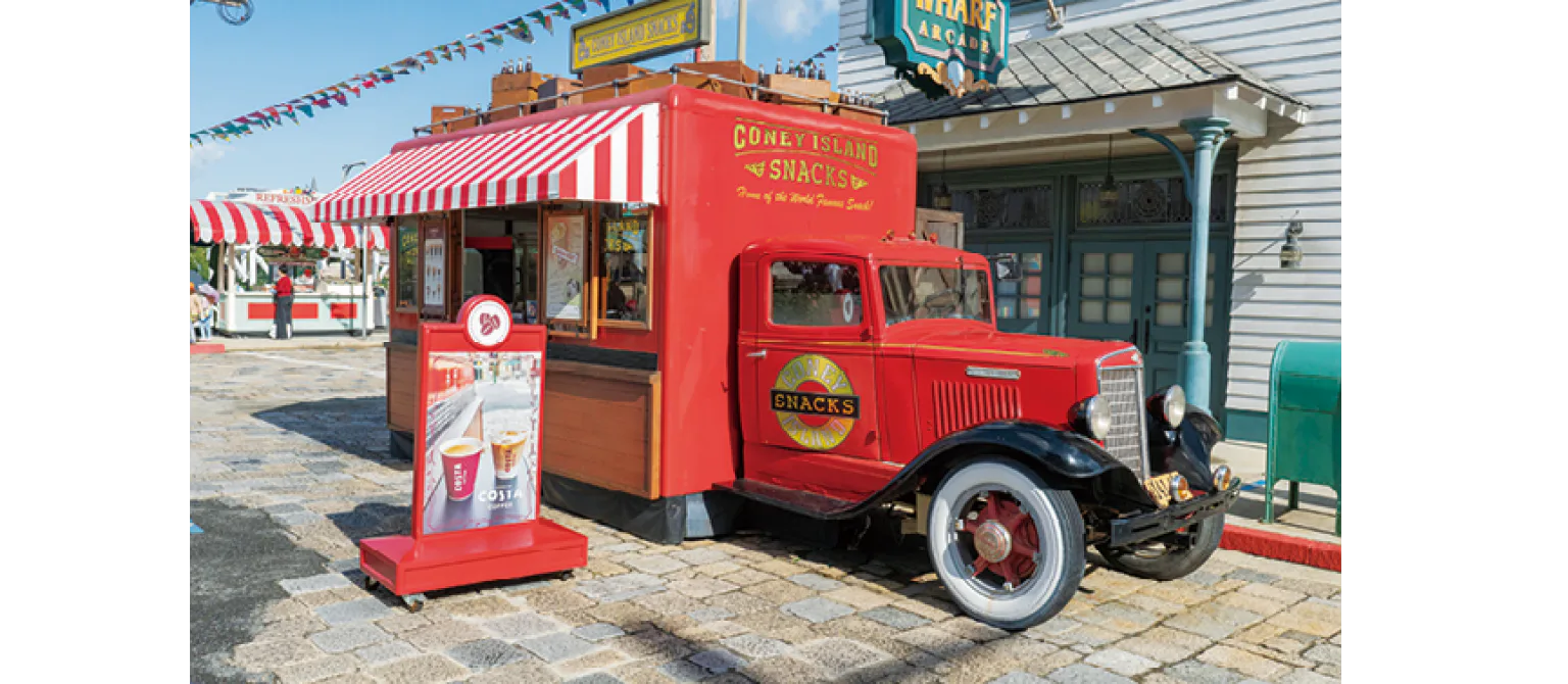 赤いトラック型のフードカートで販売