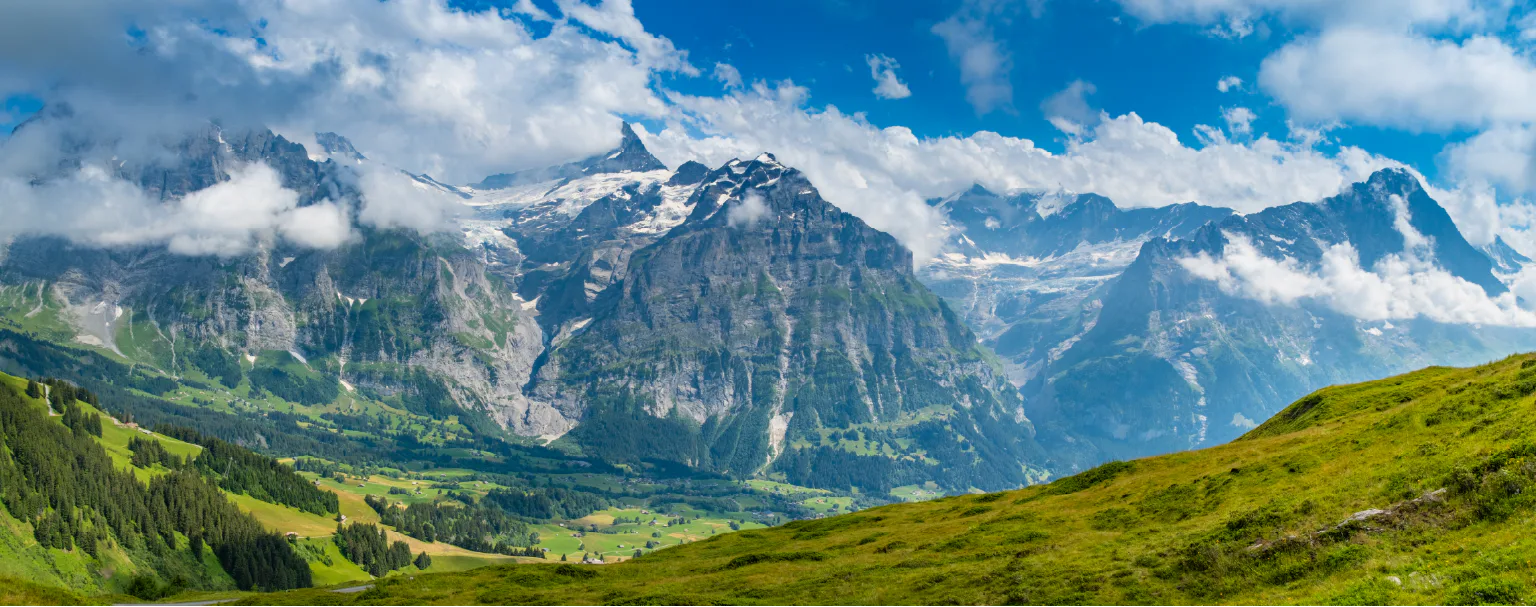 メンヒ、アイガーと共に連なるユングフラウの壮観な景色の画像