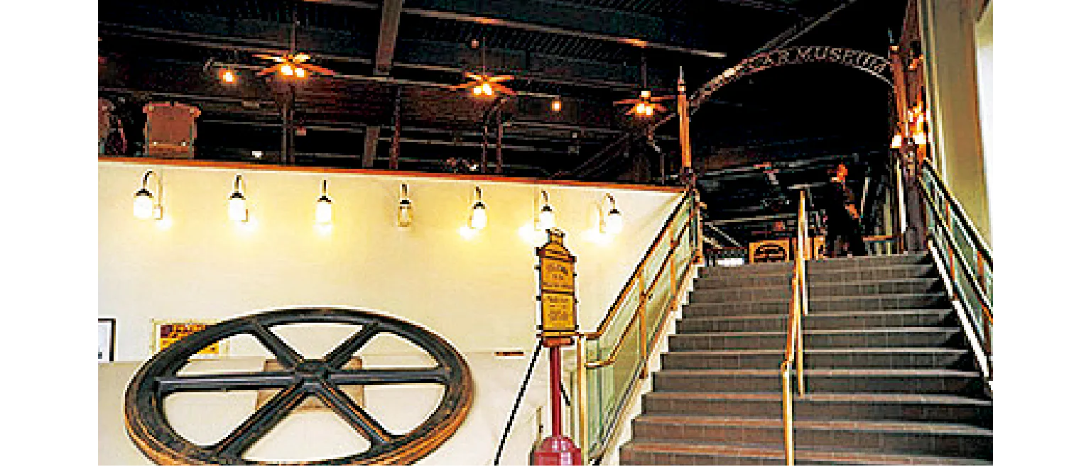 入口から階段を上ると展示スペースに　の画像