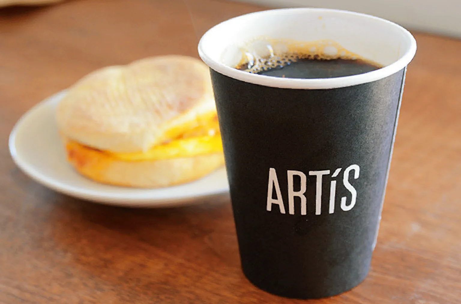 朝食サンドイッチ$5.75など軽食もある。コーヒーは$4.50～