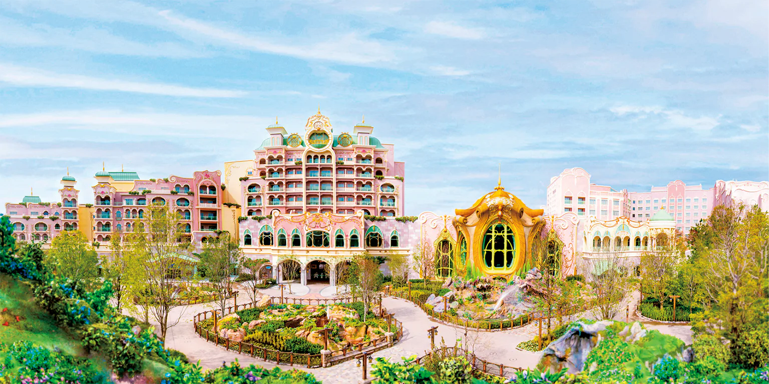 （写真）ファンタジースプリングスの魔法の泉のイメージと調和した外観