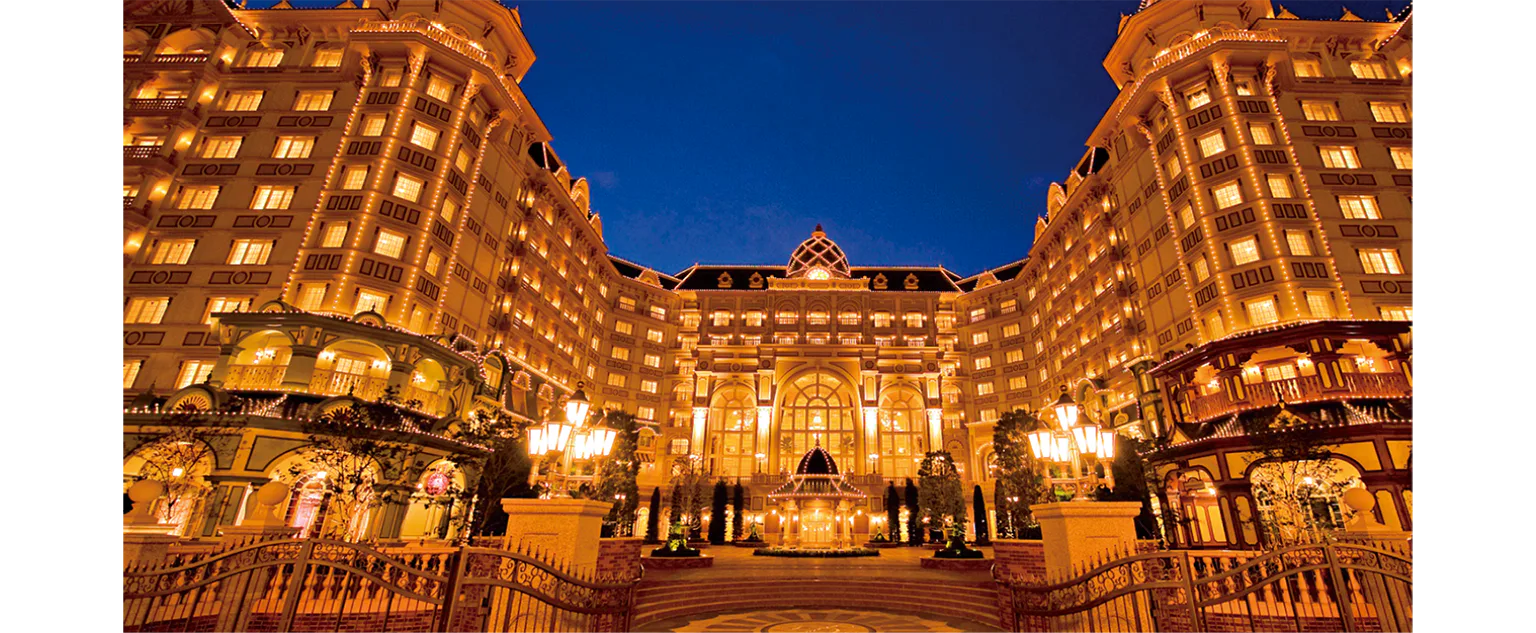 （写真）ヴィクトリア朝様式の壮大で華やかな外装