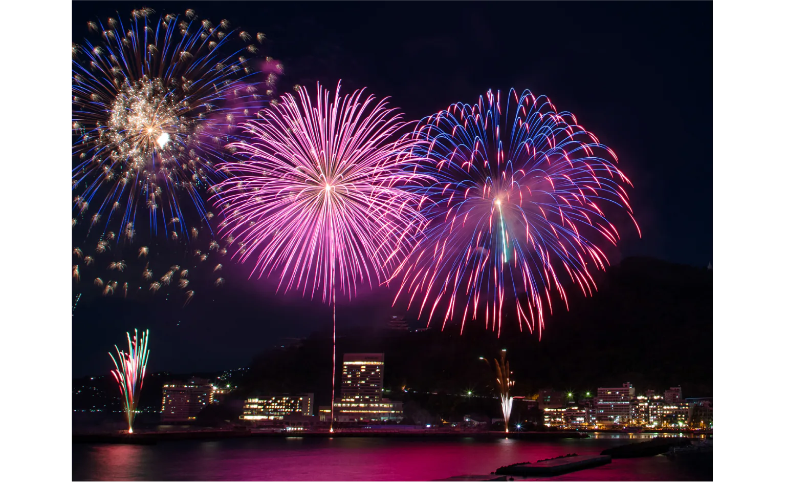 熱海の夜空を鮮やかに彩る風物詩画像