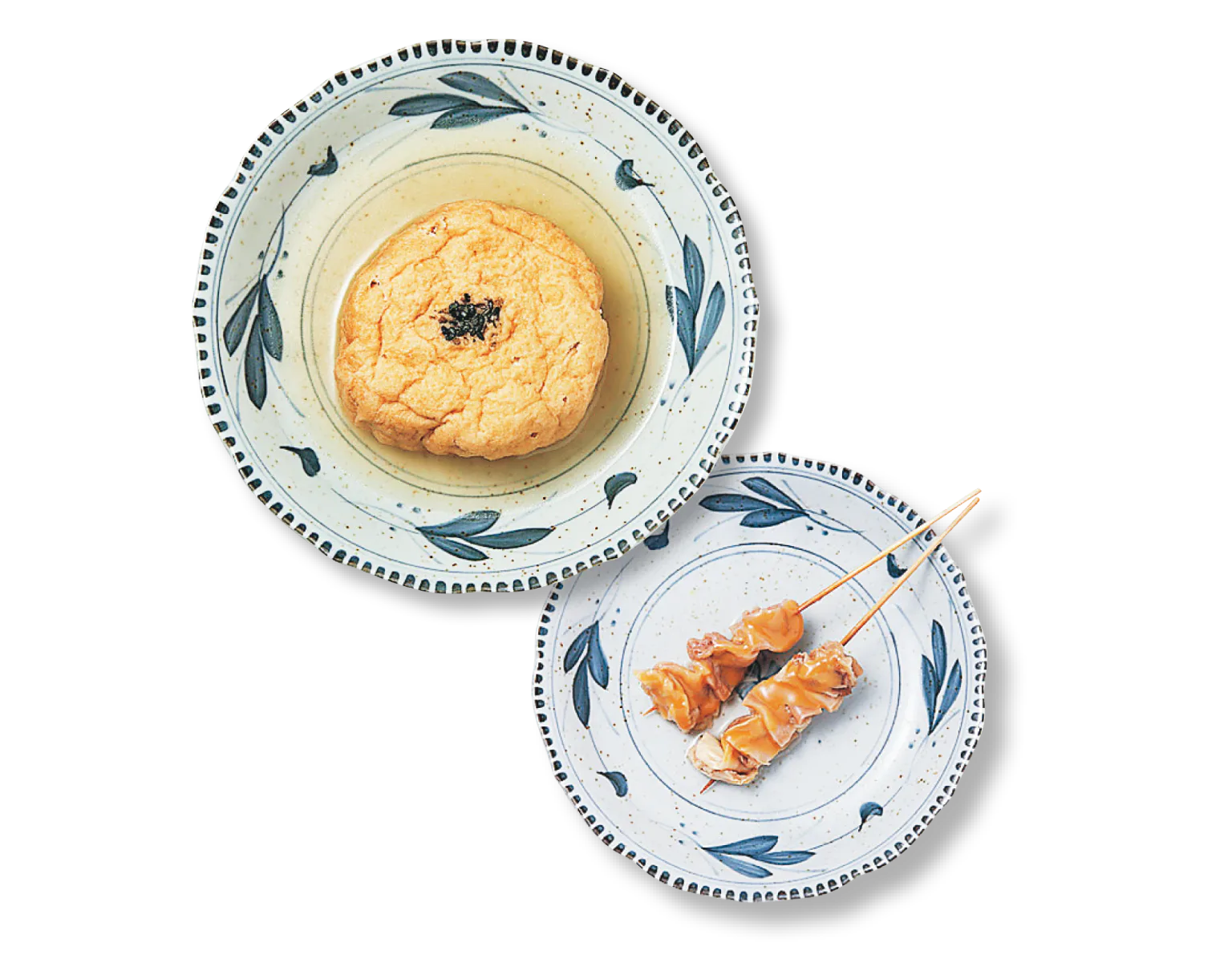 金沢ひろず400円。具だくさんで、だしがしっかり染みこんでいる（写真上）／牛すじ2本400円。3日間煮込み、とろけるほど軟らかい（写真下）