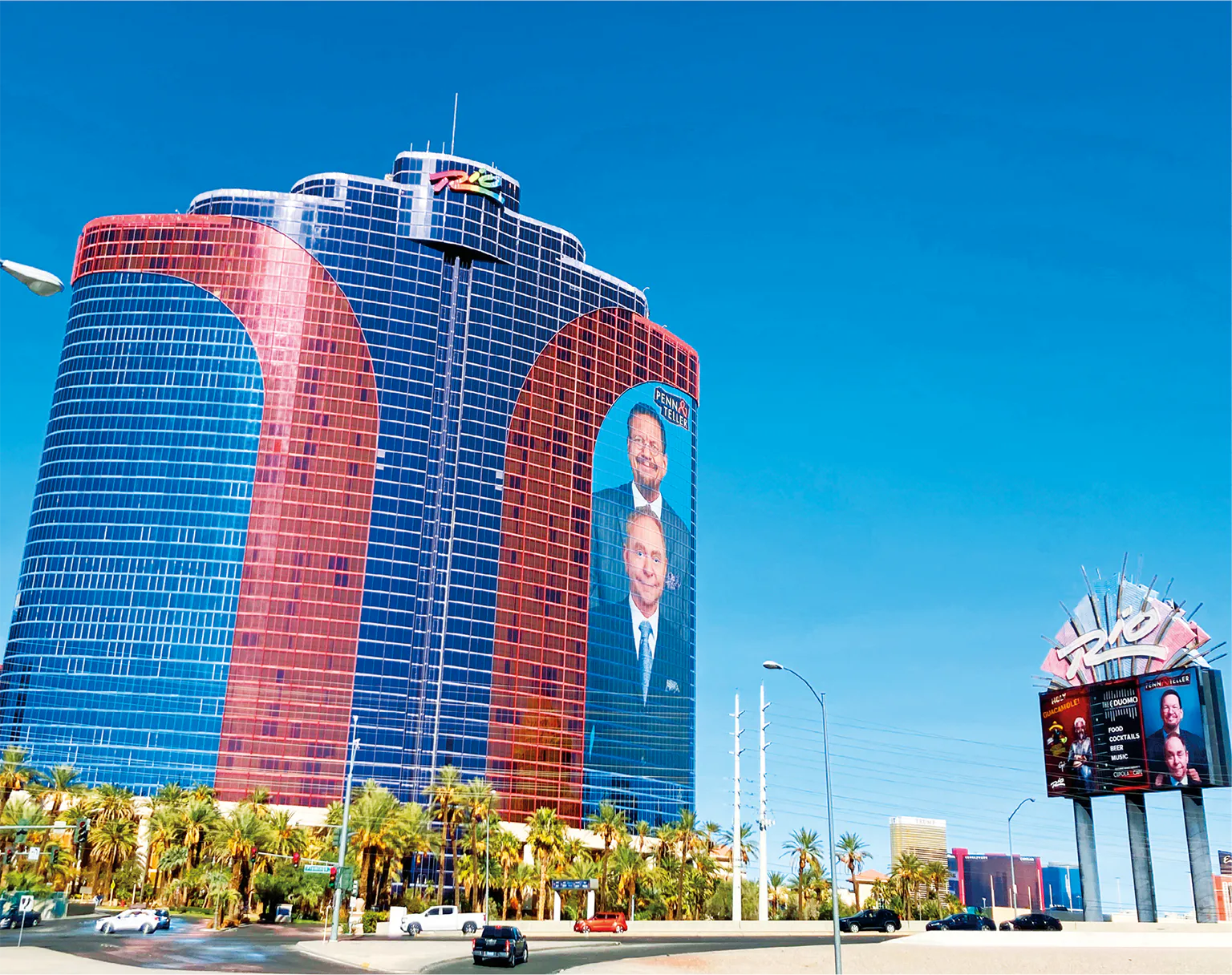 写真は、リオは夜は赤と青にライトアップされるの画像