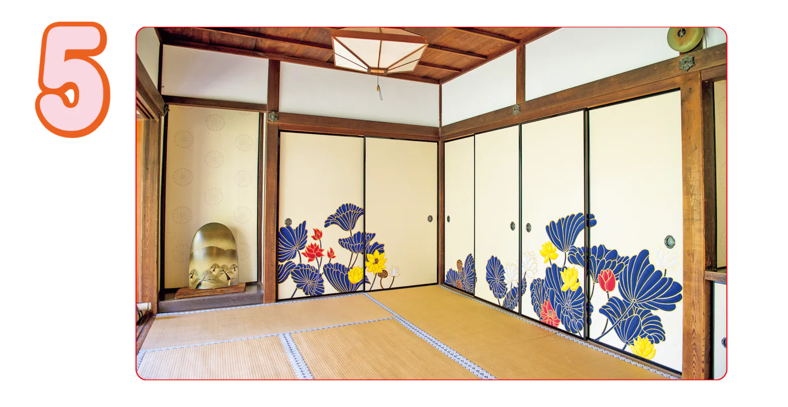 蓮の花が印象的な青蓮院門跡の襖絵の画像