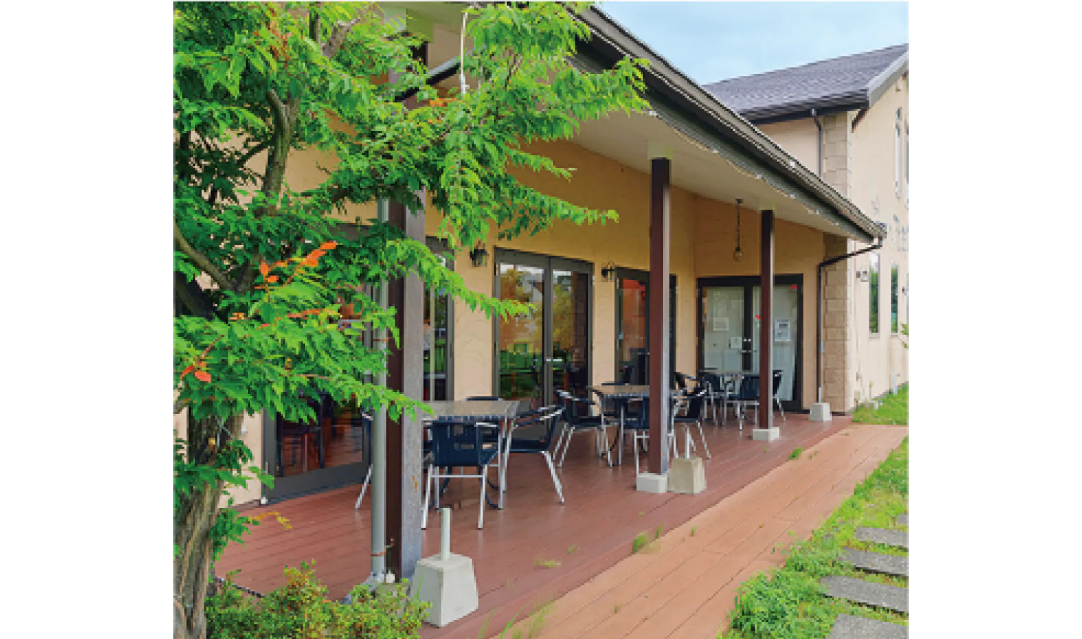 緑に囲まれたテラス席もある