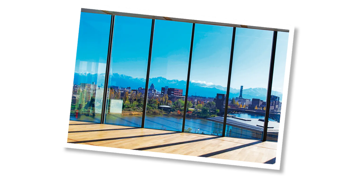 美術館内には公園と雄大な立山連峰が一望できる展望スポットの画像