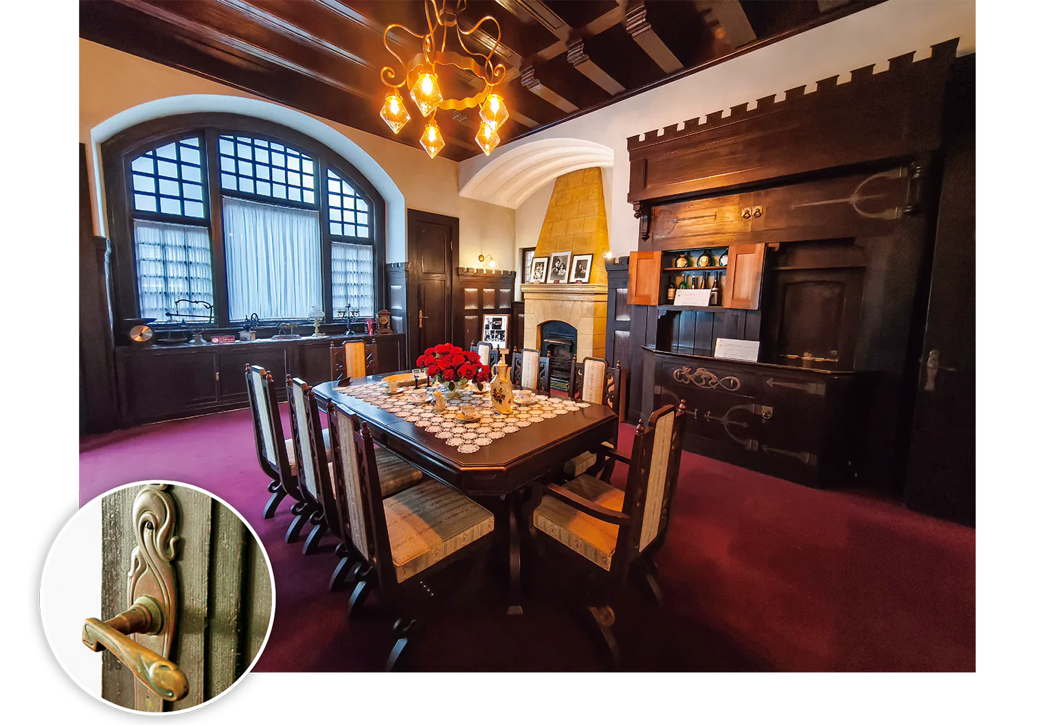 扉の取っ手は、曲線が美しいアール・ヌーヴォー調