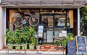 店先に飾られたロードバイクが目印の画像