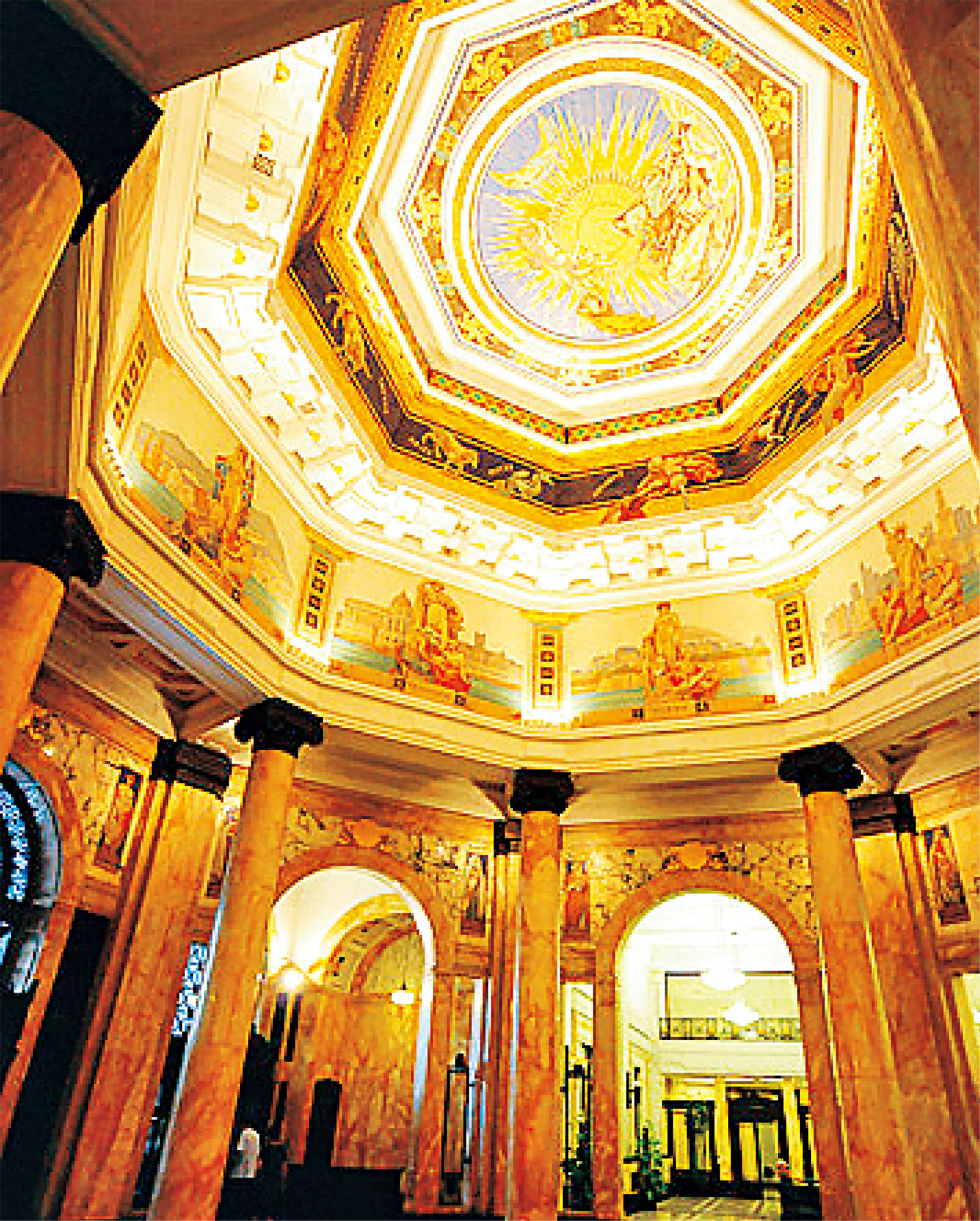 緻密な天井のモザイク画の画像