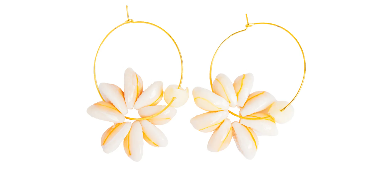 小さな貝殻を合わせて花の形をイメージしたピアス$5の画像