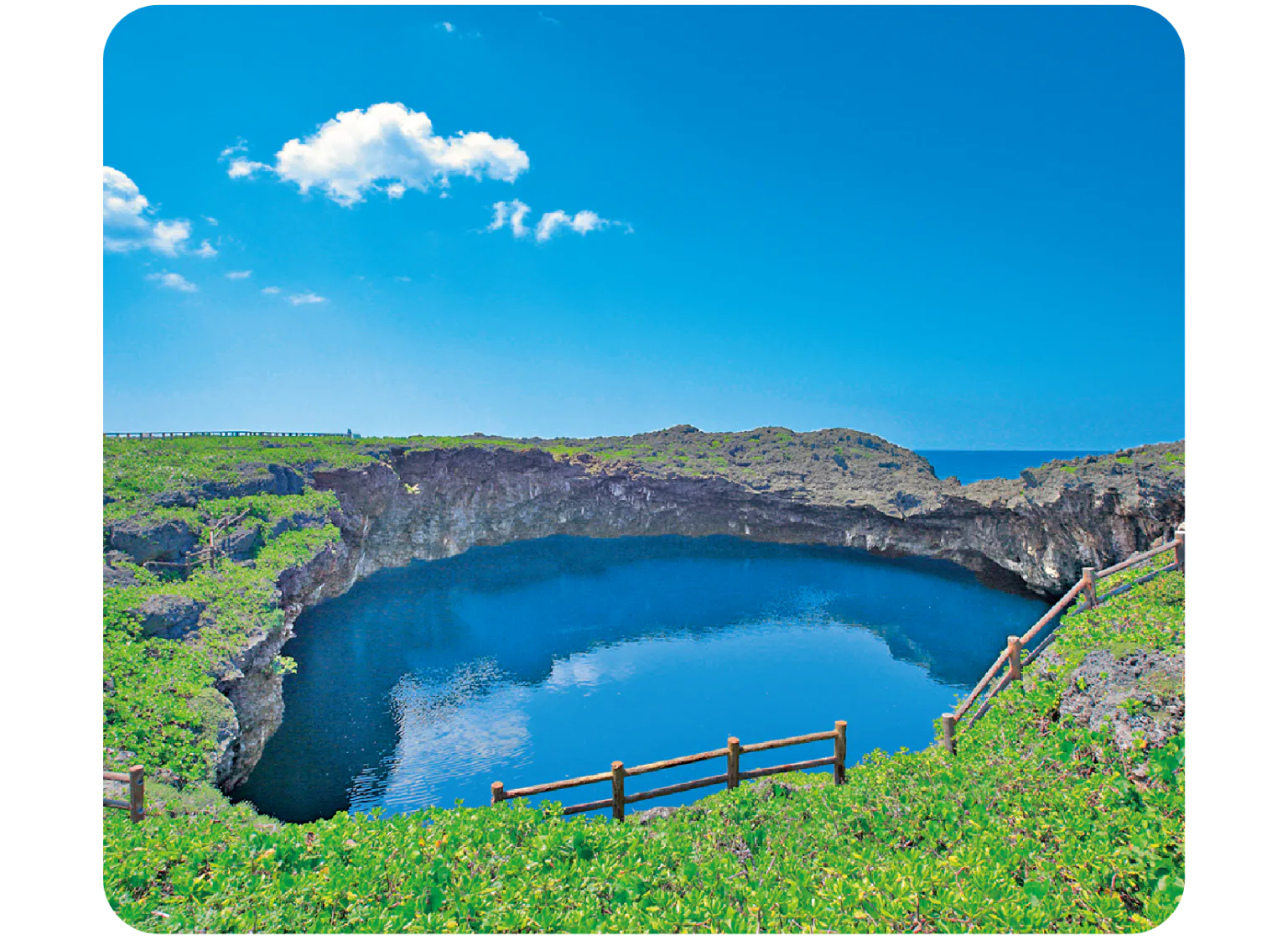 海と繋がった池は、神秘的な雰囲気