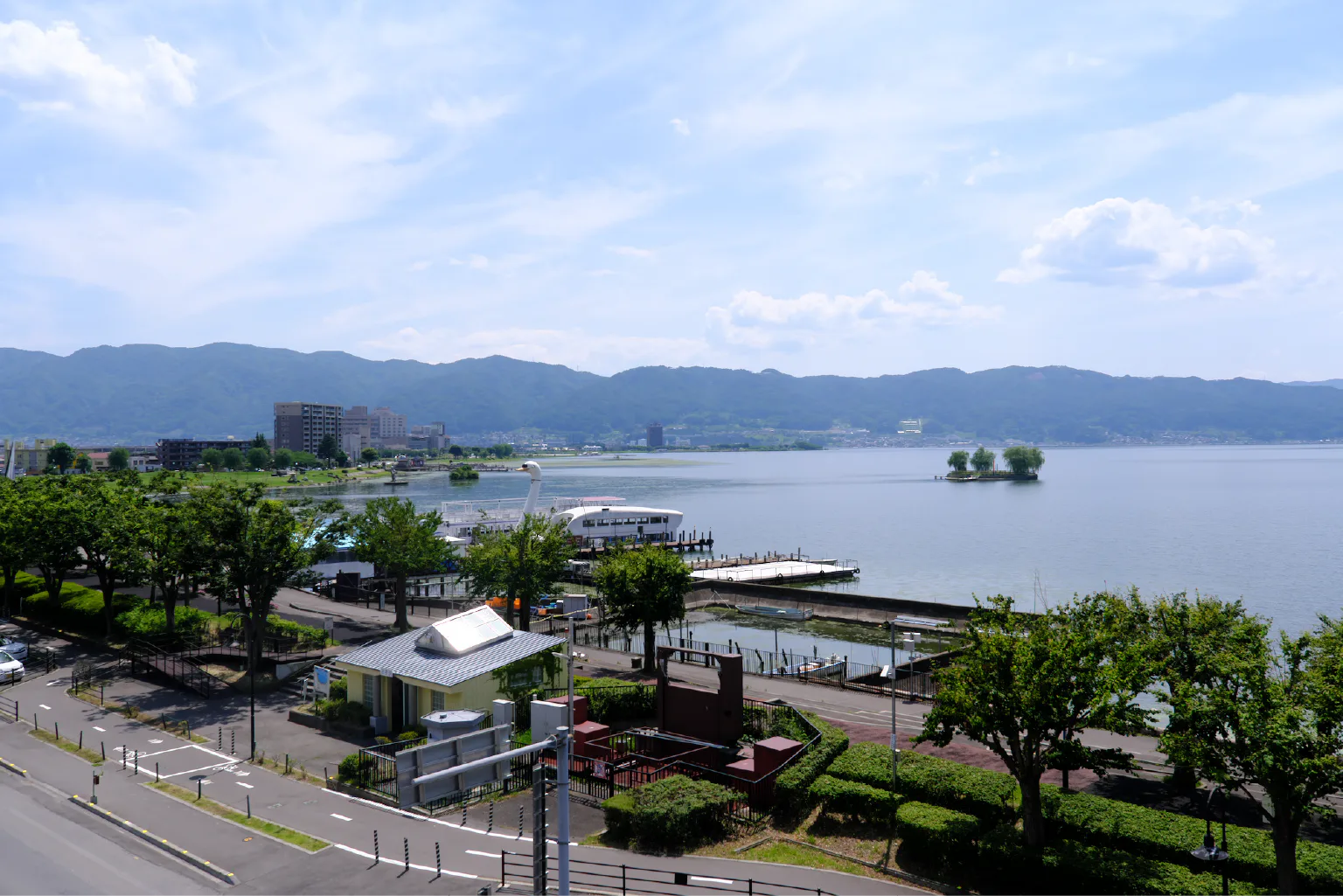 諏訪湖大花火大会の舞台となる諏訪湖畔。中央に浮かぶのが初島で、湖畔一帯に有料観覧席が設けられる