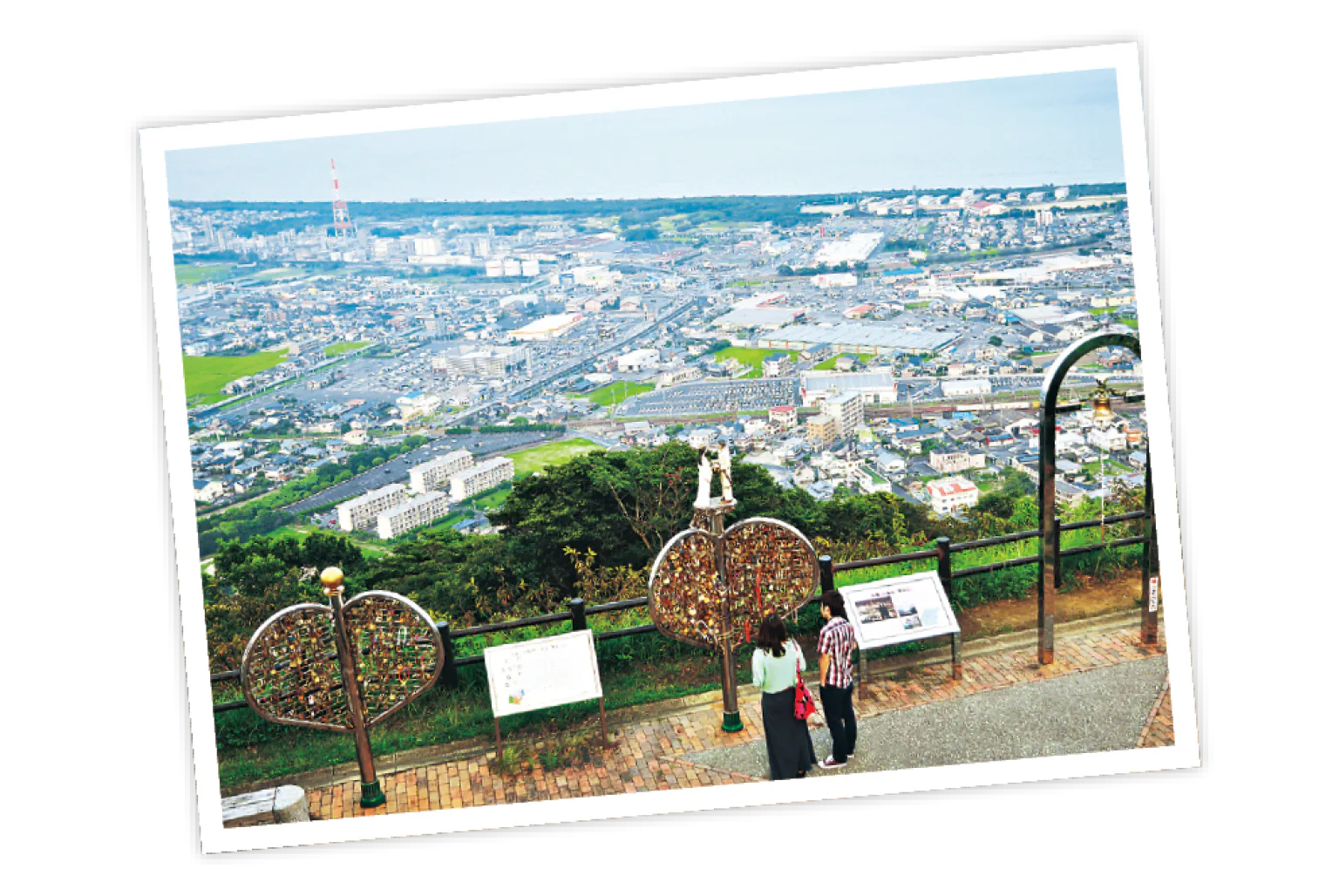 錠かけモニュメントには、願いを込めた南京錠がいっぱいの紹介画像